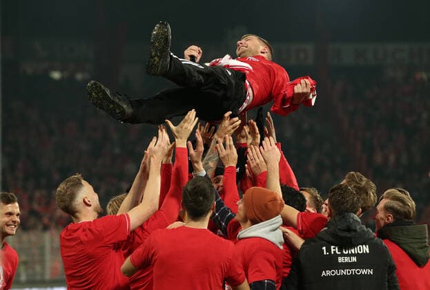 Bilder des Jahres 2019, Sport 11 November Capo Vorsänger Fabian Voss Vossi wird nach 13 Jahren verabschiedet, Mannschaft feiert 2:0 Sieg Fußball Fussball DFL Bundesliga Herren Saison 2019 2020 23.11.2019 1.FC Union Berlin FCU vs. Borussia Mönchengladbach BMG DFL regulations prohibit any use of photographs as image sequences and or quasi-video.
