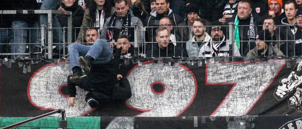 Bilder des Jahres 2019, Sport 11 November beim 1-0 Treffer der Wolfsburger stürzt ein Frankfurter Ultra kopfüber über den Zaun, Fussball, 1. Bundesliga: Eintracht Frankfurt - VfL Wolfsburg, 12. Spieltag am 23.11.2019, Saison 2019 20, ZmdZ, sge, ** Gemäß den Vorgaben der DFL Deutsche Fußball Liga ist es untersagt, in dem Stadion und oder vom Spiel angefertigte Fotoaufnahmen in Form von Sequenzbildern und oder videoähnlichen Fotostrecken zu verwerten bzw. verwerten zu lassen. DFL regulations prohibit any use of photographs as image sequences and or quasi-video. ** Eintracht Frankfurt - VfL Wolfsburg