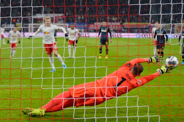 Bilder des Jahres 2019, Sport 11 November Sport Bilder des Tages Fußball Bundesliga, Saison 2019 2020, 12. Spieltag, RB Leipzig vs. 1. FC Köln (23.11.2019) Emil Forsberg (Angreifer RB Leipzig, Rueckennummer 10, 10) (hinten links) erzielt das 2:0 per Foulelfmeter gegen Timo Horn (Torwart Koeln, Rueckennummer 1) (vorn) beim Bundesliga-Spiel Leipzig gegen Köln (23.11.2019). Horn streckt sich vergebens. Leipzig Sachsen Deutschland Red-Bull Arena