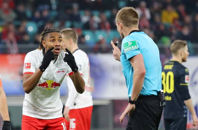 Bilder des Jahres 2019, Sport 11 November Sport Bilder des Tages RB Leipzig - Koeln Fussball Bundesliga Leipzig, 23.11.2019, Red Bull Arena, Fussball, Bundesliga, 12.Spieltag , RB Leipzig vs. 1. FC Köln , Im Bild v.l.: Christopher Nkunku (RB Leipzig) und Schiedsrichter Robert Schröder. , DFL regulations prohibit any use of photographs as image sequences and or quasi-video. ,