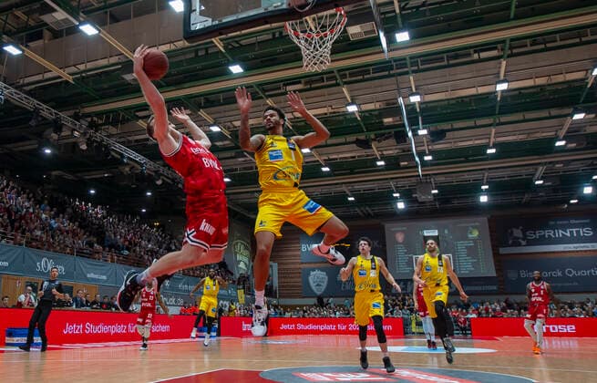 Bilder des Jahres 2019, Sport 11 November Sport Bilder des Tages Deutschland, Wuerzburg, s.Oliver Arena, 23.11.2019, s.Oliver Wuerzburg vs. MHP RIESEN Ludwigsburg, Basketball Bild: v. l. Florian Koch (s.Oliver Wuerzburg) und Nick Weiler-Babb (MHP RIESEN) Copyright: HMBxMedia xHeikoxBecker
