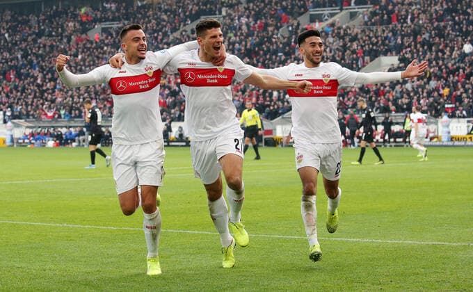 Bilder des Jahres 2019, Sport 11 November 24.11.2019 Deutschland, Stuttgart, Fußball 2. Bundesliga 14. Spieltag, VfB Stuttgart vs. Karlsruher SC: Jubel über das Tor zum 1:0, v.l. Torschütze Philipp Förster, Mario Gomez, Nicolas Gonzalez (VfB) DFL REGULATIONS PROHIBIT ANY USE OF PHOTOGRAPHS AS IMAGE SEQUENCES AND OR QUASI-VIDEO. Gemäß den Vorgaben der DFL Deutsche Fußball Liga ist es untersagt, in dem Stadion und oder vom Spiel angefertigte Fotoaufnahmen in Form von Sequenzbildern und oder videoähnlichen Fotostrecken zu verwerten bzw. verwerten zu lassen.