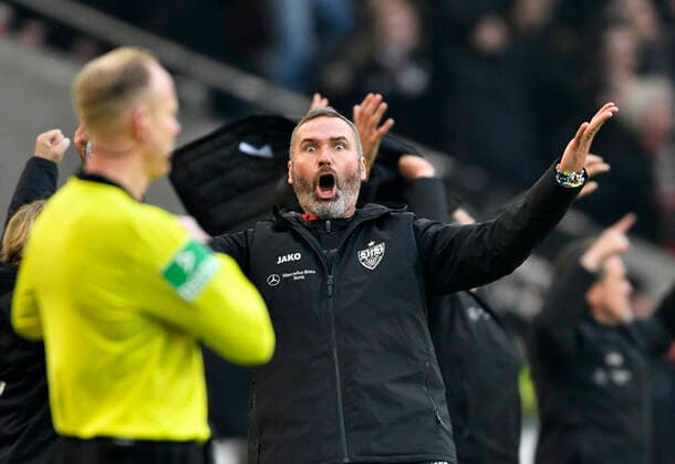 Bilder des Jahres 2019, Sport 11 November Sport Bilder des Tages TOR zum 3:0 Hamadi Al Ghaddioui VfB Stuttgart Torjiubel bei Trainer Cheftrainer Coach Tim Walter VfB Stuttgart VfB Stuttgart vs Karlsruher SC KSC 24.11.2019 DFL REGULATIONS PROHIBIT ANY USE OF PHOTOGRAPHS AS IMAGE SEQUENCES AND OR QUASI-VIDEO VfB Stuttgart vs Karlsruher SC KSC