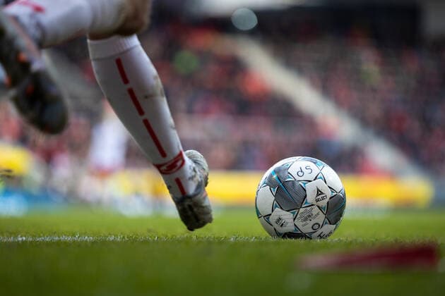 Bilder des Jahres 2019, Sport 11 November 24.11.2019, Fussball, GER, Saison 2019 2020, 2. Bundesliga, 14. Spieltag, SSV Jahn Regensburg - 1. FC Heidenheim Max Besuschkow (SSV Jahn Regensburg) beim Eckball DFL REGULATIONS PROHIBIT ANY USE OF PHOTOGRAPHS AS IMAGE SEQUENCES AND OR QUASI-VIDEO.