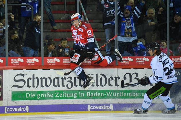 Bilder des Jahres 2019, Sport 11 November Matthew Carrey (Schwenninger Wild Wings) GER, Eishockey, DEL, Schwenninger Wild Wings - Straubing Tigers, 24.11.2019 Villingen-Schwenningen Copyright: xLaegler xEibner-Pressefotox EP_slr