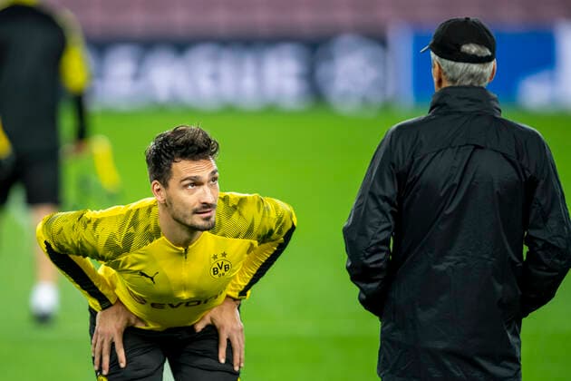Bilder des Jahres 2019, Sport 11 November Sport Bilder des Tages Fussball, Champions League, Saison 2019 2020, 5. Spieltag: Pressekonferenz von Borussia Dortmund am 26.11.2019 im Camp Nou in Dortmund (Spanien). Dortmunds Trainer Lucien Favre (r.) spricht mit Dortmunds Mats Hummels Copyright: xKirchner Inderliedx