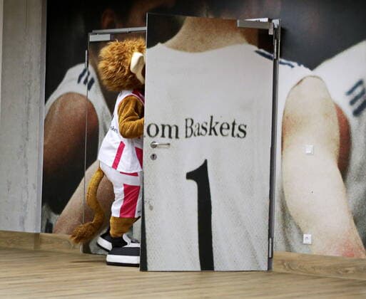 Bilder des Jahres 2019, Sport 11 November Sport Bilder des Tages Maskottchen Bonni Telekom Baskets Bonn vor dem Spiel vs. ALBA Berlin , Hauptrunde 10. Spieltag