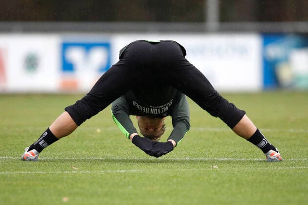 Bilder des Jahres 2019, Sport 11 November Sport Bilder des Tages Sport Bilder des Tages 27.11.2019, Mehrkampfanlage Hannover 96, Hannover, Hannover 96 beim Training auf der Mehrkampfanlage, im Bild Matthias Ostrzolek (22, Hannover) macht Dehnuebungen Training von Hannover 96 auf der Mehrkampfanlage