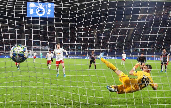 Bilder des Jahres 2019, Sport 11 November Sport Bilder des Tages RB Leipzig - Benfica Champions League Leipzig, 27.11.2019, Red Bull Arena, Fussball, Champions league , RB Leipzig (GER) vs. Benfica Lissabon (POR) , Im Bild: Tor für Leipzig. Emil Forsberg verwandelt gegen Torwart Odysseas Vlachodimos (99, Benfica) einen Elfmeter zum 1:2 Anschluss. ,