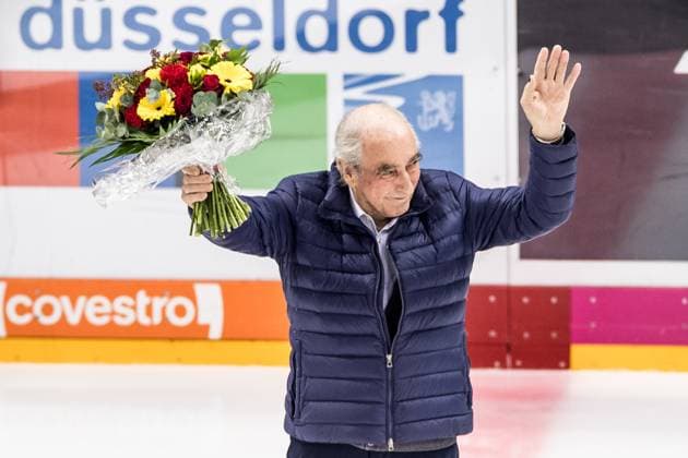 Bilder des Jahres 2019, Sport 11 November Sport Bilder des Tages DEL; Duesseldorfer EG - Koelner Haie, 29.11.2019 Otto Schneitberger (ehemaliger Spieler der DEG) wird fuer sein Lebenswerk geehrt, DEL, Duesseldorfer EG - Koelner Haie, ISS Dome, Duesseldorf Copyright: xBEAUTIFULxSPORTS Wunderlx