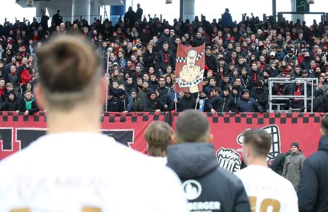Bilder des Jahres 2019, Sport 11 November 30.11.2019 - Fussball - Saison 2019 2020 - 2. Fussball - Bundesliga - 15. Spieltag: 1. FC Nürnberg Nuernberg FCN ( Club ) - SV Wehen Wiesbaden - DaMa - DFL regulations prohibit any use of photographs as image sequences and or quasi-video - Jens Keller (Trainer Cheftrainer Coach 1. FC Nürnberg FCN ) und Mannschaft Team nach Spielende in der Nordkurve enttäuscht Enttäuschung - bei den Clubfan Clubfans FCN-Fans Fans - Clubfan Clubfans FCN-Fans Fans wütend mit Doppelhalter - Fuck You