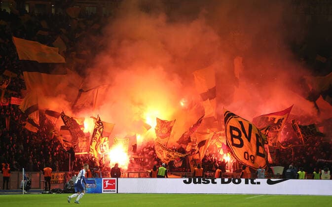 Bilder des Jahres 2019, Sport 11 November Sport Bilder des Tages Pyrotechnik, Bengalos, Feuerwerk im Gästefanblock Fußball Fussball DFL Bundesliga Herren Saison 2019 2020 30.11.2019 Hertha BSC Berlin vs. BVB Borussia Dortmund DFL regulations prohibit any use of photographs as image sequences and or quasi-video.