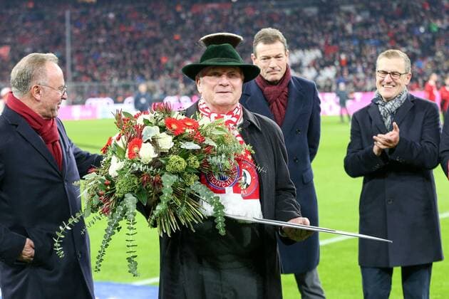 Bilder des Jahres 2019, Sport 11 November Sport Bilder des Tages l-r: Vorstandsvorsitzender Karl-Heinz Rummenigge (FC Bayern Muenchen), Ehrenpraesident Uli Hoeness (FC Bayern Muenchen) wird geehrt und eine Loge nach ihm benannt die Uli Hoeness Lounge, FC Bayern Muenchen vs. Bayer 04 Leverkusen, 1.Bundesliga, 30.11.2019, DFB regulations prohibit any use of photographs as image sequences and or quasi-video Muenchen Bayern Deutschland