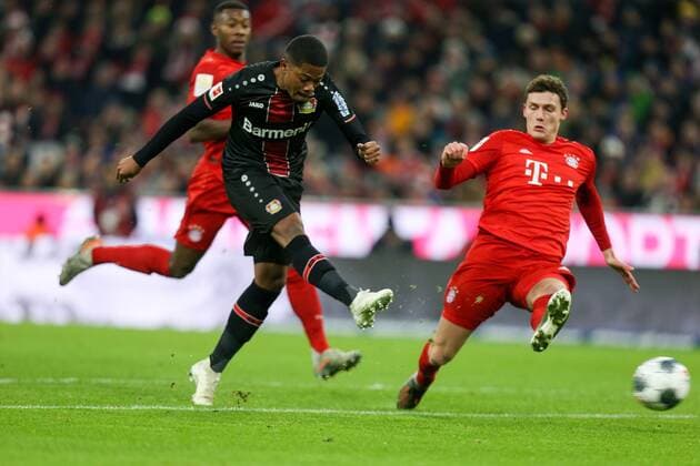 Bilder des Jahres 2019, Sport 11 November Sport Bilder des Tages l-r: Leon Bailey 9 (Bayer 04 Leverkusen) trifft das Tor zum 0:1, Benjamin Pavard 5 (FC Bayern Muenchen) kann nicht helfen, FC Bayern Muenchen vs. Bayer 04 Leverkusen, 1.Bundesliga, 30.11.2019, DFB regulations prohibit any use of photographs as image sequences and or quasi-video Muenchen Bayern Deutschland