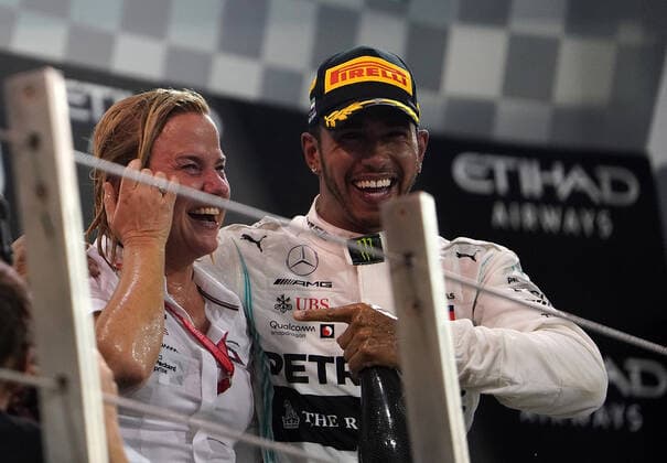 Bilder des Jahres 2019, Sport 12 Dezember Sport Bilder des Tages FORMULA 1 ETIHAD AIRWAYS ABU DHABI GRAND PRIX 2019 01.12.2019, Yas Marina Circuit, Abu Dhabi, FORMULA 1 ETIHAD AIRWAYS ABU DHABI GRAND PRIX 2019 , im Bild Podium: Sieger Lewis Hamilton (GB 44), Mercedes-AMG Petronas Motorsport, Britta Seeger (Mercedes)