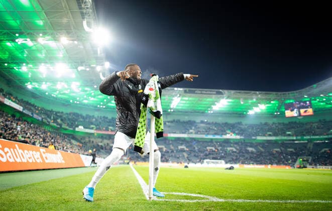 Bilder des Jahres 2019, Sport 12 Dezember Sport Bilder des Tages Mönchengladbach, 01.12.2019 Marcus Thuram (BMG) jubelt mit Eckfahne und Weihnachtsfest Pullover Borussia Mönchengladbach - SC Freiburg