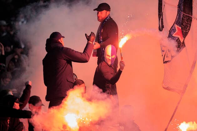 Bilder des Jahres 2019, Sport 12 Dezember Sport Bilder des Tages FCK-fans med romerlys under Superligakampen i Parken mellem FC Koebenhavn og Broendby IF, soendag den 1. december 2019.. , Copenhagen Denmark