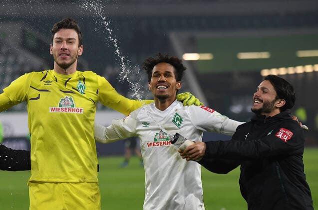 Bilder des Jahres 2019, Sport 12 Dezember Sport Bilder des Tages 01.12.2019, xjhx, Fussball 1.Bundesliga, VfL Wolfsburg - SV Werder Bremen emspor, v.l. Jiri Pavlenka (SV Werder Bremen), Theodor Gebre Selassie (SV Werder Bremen), Leonardo Bittencourt (SV Werder Bremen) jubeln jubelt nach Spielende celebrate at the end of the match. (DFL DFB REGULATIONS PROHIBIT ANY USE OF PHOTOGRAPHS as IMAGE SEQUENCES and or QUASI-VIDEO) Wolfsburg