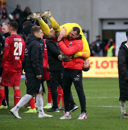Bilder des Jahres 2019, Sport 12 Dezember Sport Bilder des Tages SV Sandhausen - VfB Stuttgart Deutschland, Sandhausen, 01.12.2019, Fussball, 2. Bundesliga, Saison 2019 2020, 15. Spieltag, SV Sandhausen - VfB Stuttgart: v.l. Daniel Ischdonat (Torwart-Trainer SV Sandhausen), Martin Fraisl (SV Sandhausen), DFL DFB REGULATIONS PROHIBIT ANY USE OF PHOTOGRAPHS AS IMAGE AND OR QUASI-VIDEO.