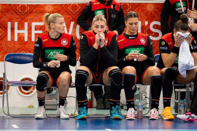Bilder des Jahres 2019, Sport 12 Dezember Handball, Frauen: WM 2019, Spiel um Platz 7, 9. Spieltag , Deutschland - Schweden v.li. Antje Lauenroth (Deutschland Bietigheim), Luisa Schulze (Deutschland Bietigheim), Julia Behnke (Deutschland Rostov Don), Emily Boelk Bölk (Deutschland Thueringer HC) unzufrieden enttäuscht enttaeuscht niedergeschlagen frustriert, Kumamoto Park Dome Kumamoto Japan
