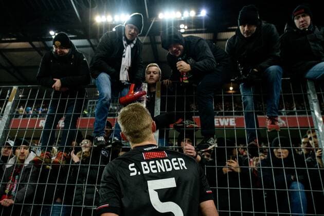 Bilder des Jahres 2019, Sport 12 Dezember Sport Bilder des Tages 1. FC Köln vs Bayer 04 Leverkusen, Fussball Bundesliga, 14.12.2019 Leverkusens Sven Bender diskutiert wütend mit den Fans nach dem Abpfiff beim Bundesligaspiel zwischen dem 1. FC Köln und Bayer 04 Leverkusen am 14.12.2019 DFL regulations prohibit any use of photographs as image sequences and or quasi-video. , Köln NRW Deutschland RheinEnergie-Stadion