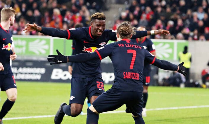 Bilder des Jahres 2019, Sport 12 Dezember Sport Bilder des Tages Dusseldorf - RB Leipzig Fussball Bundesliga Düsseldorf, 14.12.2019, Rheinstadion, Fussball, 1.Bundesliga, 15.Spieltag , Fortuna Düsseldorf vs. RB Leipzig , Im Bild; Tor für RB Leipzig. Nordi Mukiele (li., 22, RB Leipzig) trifft zum 0:3 und jubelt mit Marcel Sabitzer (7, RB Leipzig). , Gemäß den Vorgaben der DFL Deutsche Fußball Liga ist es untersagt, in dem Stadion und oder vom Spiel angefertigte Fotoaufnahmen in Form von Sequenzbildern und oder videoähnlichen Fotostrecken zu verwerten bzw. verwerten zu lassen. ,
