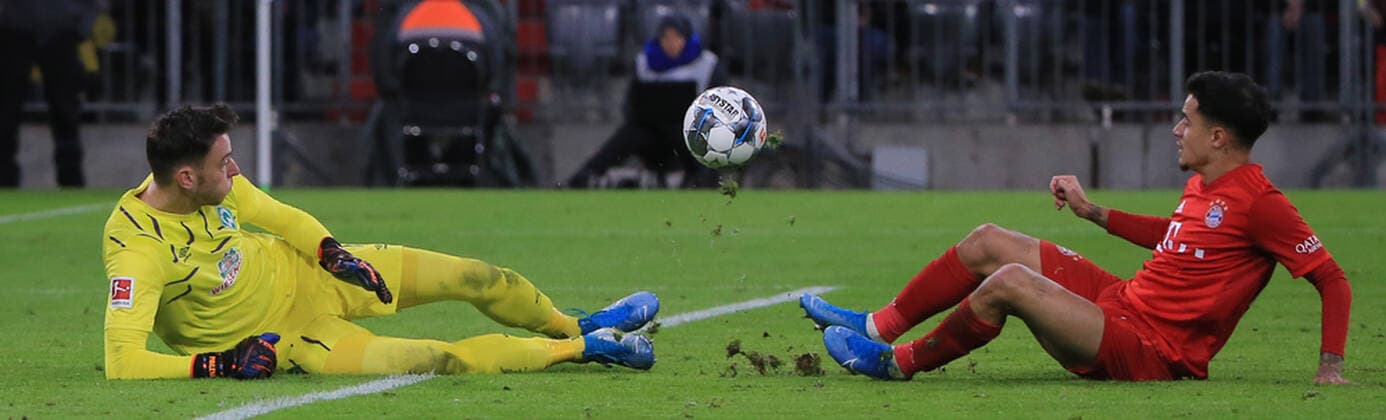 Bilder des Jahres 2019, Sport 12 Dezember Sport Bilder des Tages 14.12.2019, 14.Spieltag, FC Bayern vs Werder Bremen, Allianz Arena Muenchen,Fussball, im Bild: Jiri Pavlenka (Bremen) vs Philippe Coutinho (FCB)