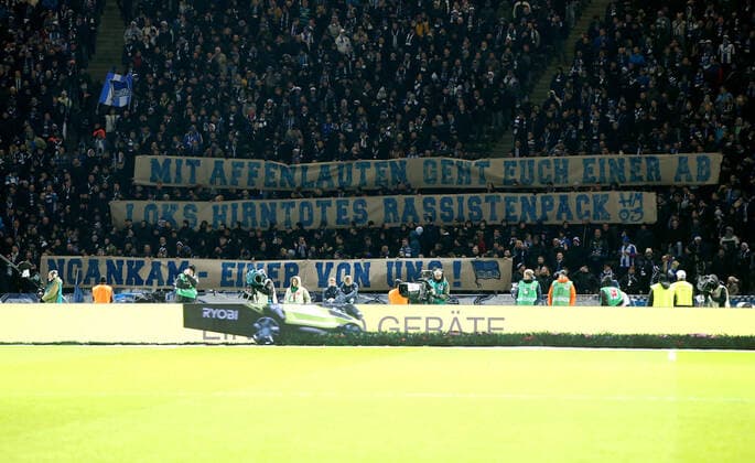 Bilder des Jahres 2019, Sport 12 Dezember Sport Bilder des Tages Plakat Transparent der Herthafans Ostkurve gegen Rassismus wegen Affenlauten gegen Jessic Ngankam Fußball Fussball DFL Bundesliga Herren Saison 2019 2020 14.12.2019 Hertha BSC Berlin vs. SC Freiburg SCF DFL regulations prohibit any use of photographs as image sequences and or quasi-video.
