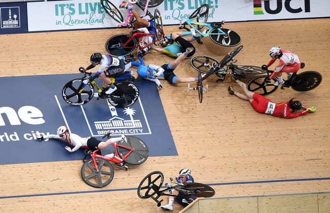 Bilder des Jahres 2019, Sport 12 Dezember Sport Bilder des Tages CYCLING TRACK WORLD CUP, Riders crash during the women s Omnium Scratch race at the Tissot UCI Track cycling, Rad, Radsport, Bahnrad, Bahn World Cup at the Anna Meares Velodrome in Brisbane, Sunday, December 15, 2019. ( NO ARCHIVING, EDITORIAL USE ONLY, NO USE IN BOOKS WITHOUT CONSENT BRISBANE QLD AUSTRALIA Copyright: xDANxPELEDx 20191215001438057620