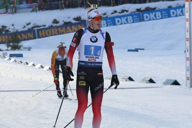Bilder des Jahres 2019, Sport 12 Dezember IBU WC Biathlon Hochfilzen, Staffel Maenner 4x7,5km 15.12.2019 IBU WC Biathlon Hochfilzen, Staffel Maenner 4x7,5km 15.12.2019 Bild: Jubel, Zunge raus vor Freude Johannes Thingnes Bø ( 1-4,NOR) vor Benedikt Doll ( 8-4,GER) Copyright: xBEAUTIFULxSPORTS NilsxKoepkex