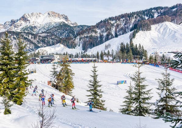 Bilder des Jahres 2019, Sport 12 Dezember 15.12.2019, Biathlonarena, Hochfilzen, AUT, IBU Weltcup Biathlon, Staffel, Herren, im Bild die Athleten auf der Strecke the athletes on the course during men s relay of BMW IBU Biathlon World Cup at the Biathlonarena in Hochfilzen, Austria on 2019 12 15. Hochfilzen