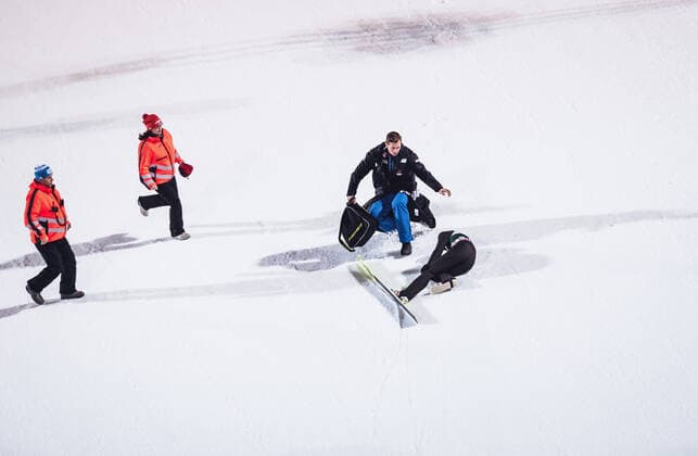 Bilder des Jahres 2019, Sport 12 Dezember 15.12.2019, Vogtland Arena, Klingenthal, GER, FIS Weltcup Skisprung, Klingenthal, Einzelbewerb, Herren, Wertungssprung, im Bild Sturz von Thomas Aasen Markeng (NOR) Crash of Thomas Aasen Markeng of Norway during men s Skijumping competition for the FIS Skijumping World Cup at the Vogtland Arena in Klingenthal, Germany on 2019 12 15. Klingenthal