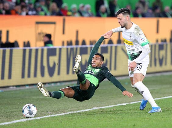 Bilder des Jahres 2019, Sport 12 Dezember Sport Bilder des Tages VfL vs Mönchengladbach, 1. BL Wolfsburg, 15.12.2019, FUßBALL - VfL Wolfsburg vs Borussia Mönchengladbach, 1. BL Saison 2019 20, Volkswagen Arena. Bild zeigt: Joao Victor (VfL Wolfsburg), Ramy Bensebaini (Borussia Mgladbach) DFL REGULATIONS PROHIBIT ANY USE OF PHOTOGRAPHS AS IMAGE SEQUENCES AND OR QUASI-VIDEO. Wolfsburg