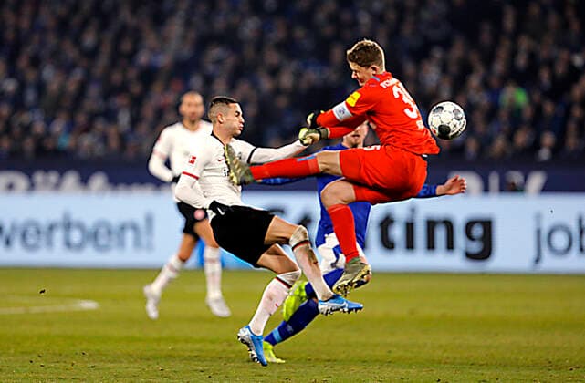 Bilder des Jahres 2019, Sport 12 Dezember Sport Bilder des Tages Schalke, Veltins-Arena, 15.12.19: Brutalo Faul von Torwart Alexander Nübel (R) Schalke) gegen Mijat Gacinovic der daraufhin die rote Karte bekommt im Spiel der 1. Bundesliga zwischen FC Schalke 04 vs. Eintracht Frankfurt in der Saison 2019 2020. DFL regulations prohibit any use of photographs as image sequences and or quasi-video.
