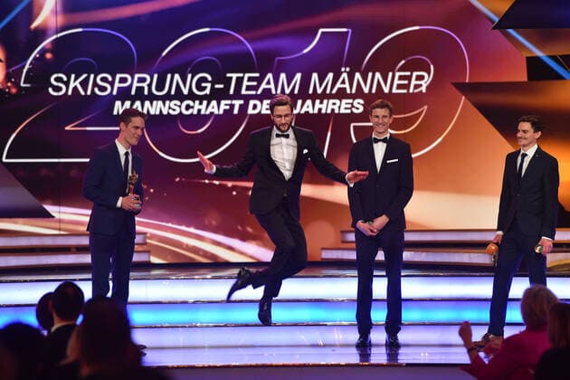 Bilder des Jahres 2019, Sport 12 Dezember Die Mannschaft des Jahres-das Team der Skispringer mit v.li:Stephan LEYHE,Markus EISENBICHLER-der einen Schuhplattler aufs Parkett legt, Karl GEIGER und Richard FREITAG. Mit Trophaeen.Proklamation , Gala Sportler des Jahres 2019 am 15.12.2019 im Kurhaus Baden Baden.