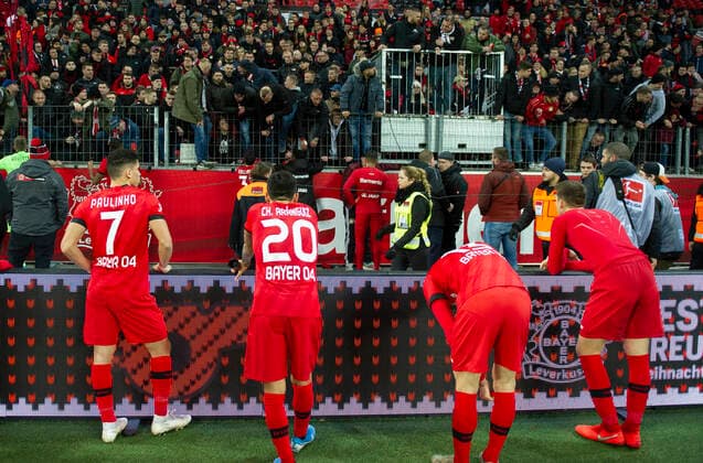 Bilder des Jahres 2019, Sport 12 Dezember Sport Themen der Woche KW51 Fußball: 1. Liga, Saison 2019 2020, 16. Spieltag, Bayer Leverkusen - Hertha BSC Berlin am 18.12.2019 in Leverkusen (Nordrhein-Westfalen). Entäuschung, Mimik, PAULINHO, Bayer 04 Leverkusen, Charles ARANGUIZ, Bayer 04 Leverkusen, ganze Figur, DFL REGULATIONS PROHIBIT ANY USE OF PHOTOGRAPHS AS IMAGE SEQUENCES AND OR QUASI-VIDEO. Copyright: xKirchner ChristopherxNeundorfx