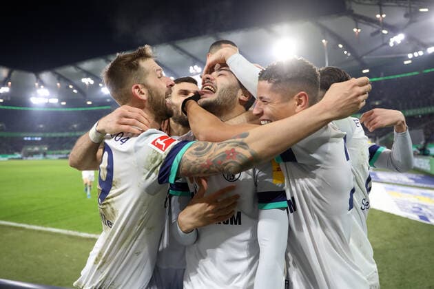 Bilder des Jahres 2019, Sport 12 Dezember Sport Themen der Woche KW51 Sport Bilder des Tages 18.12.2019, Fussball, Saison 2019 2020, Bundesliga, 16. Spieltag - VfL Wolfsburg - FC Schalke 04, v. l. Guido BURGSTALLER (FC Schalke 04), Ozan Kabak (FC Schalke 04), Amine Harit (FC Schalke 04) DFL REGULATIONS PROHIBIT ANY USE OF PHOTOGRAPHS AS IMAGE SEQUENCES AND OR QUASI-VIDEO. Wolfsburg VW Arena NDS Deutschland xRHR-FOTO TRx