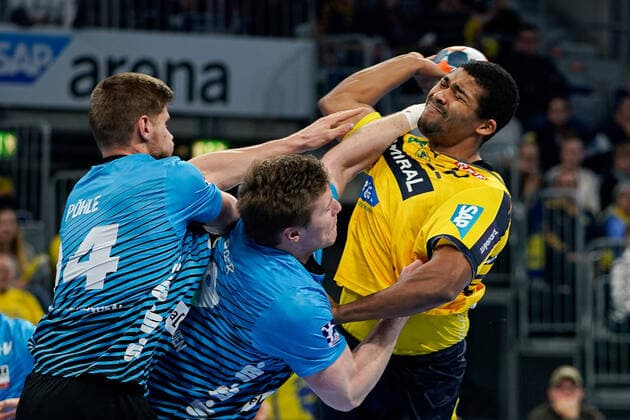 Bilder des Jahres 2019, Sport 12 Dezember Sport Themen der Woche KW51 Sport Bilder des Tages v.li.: Georg Pöhle (HSG Nordhorn, 94), Luca de Boer (HSG Nordhorn, 19), Mads Mensah Larsen (RNL, 22), Zweikampf, Spielszene, Duell, duel, tackle, tackling, Dynamik, Action, Aktion, 19.12.2019, Mannheim (Deutschland), Handball, Bundesliga, Rhein-Neckar Löwen - HSG Nordhorn-Lingen