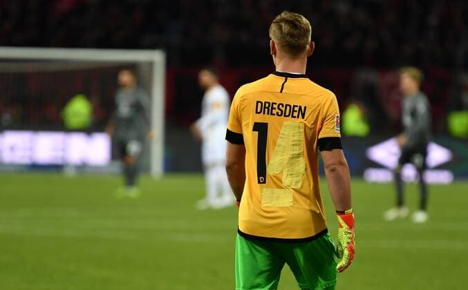 Bilder des Jahres 2019, Sport 12 Dezember Sport Themen der Woche KW51 Sport Bilder des Tages 20.12.2019 - Fussball - Saison 2019 2020 - 2. Fussball - Bundesliga - 18. Spieltag: 1. FC Nürnberg Nuernberg FCN ( Club ) - SG Dynamo Dresden SGD - - DFL regulations prohibit any use of photographs as image sequences and or quasi-video - Kevin Broll (1, SG Dynamo Dresden SGD ) mit abgeklebtem Trikot
