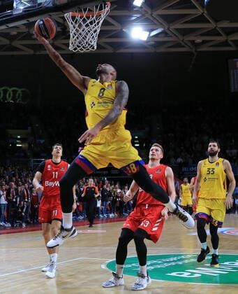 Bilder des Jahres 2019, Sport 12 Dezember Sport Themen der Woche KW51 Sport Bilder des Tages 20.12.2019, Euroleague Basketball, FC Bayern Basketball vs FC Barcelona, Barca Basketball, Basketball im Bild: Vladimir Lucic ( FC Bayern Basketball), Adan Hanga (FC Barcelona Basketball), Leon Radosevic ( FC Bayern Basketball), Nikola Mirotic (FC Barcelona Basketball)