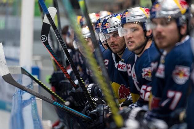 Bilder des Jahres 2019, Sport 12 Dezember Sport Themen der Woche KW51 Sport Bilder des Tages Eishockey, DEL, EHC Red Bull München - Augsburger Panther Im Bild Yasin EHLIZ (EHC Red Bull München, 42) auf der Bank. München Olympiaeisstadion München Bayern Deutschland Copyright: Passion2Press MarkusxFischerx