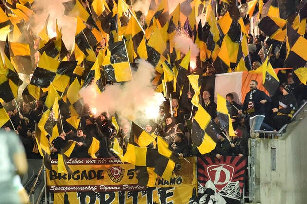 Bilder des Jahres 2019, Sport 12 Dezember Sport Themen der Woche KW51 Sport Bilder des Tages Fußball - 2. Bundesliga - 18. Spieltag 1. FC Nürnberg - Dynamo Dresden am 15.12.2019 im Max-Morlock-Stadion in Nürnberg Fans aus Dresden zünden bengalisches Feuer.