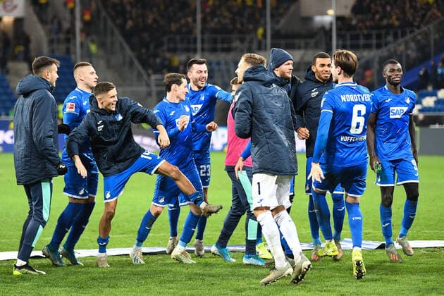 Bilder des Jahres 2019, Sport 12 Dezember Sport Themen der Woche KW51 Sport Bilder des Tages 20.12.2019, xmeix, 1.Fussball Bundesliga, TSG 1899 Hoffenheim - Borussia dortmund, emspor, v.l. Die Hoffenheimer Mannschaft feiert ihren Sieg vor den Hoffenheimern Fans (DFL DFB REGULATIONS PROHIBIT ANY USE OF PHOTOGRAPHS as IMAGE SEQUENCES and or QUASI-VIDEO) Sinsheim