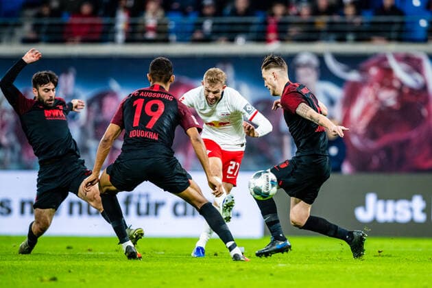 Bilder des Jahres 2019, Sport 12 Dezember Sport Themen der Woche KW51 Sport Bilder des Tages Konrad Laimer ( 27 RB Leipzig) zum 1:1 Tor, Felix Uduokhai ( 19 FC Augsburg), Jeffrey Gouweleeuw ( 6 FC Augsburg) waehrend der Saison 2019-2020 in der 1. Fussball Bundesliga (Herren) zwischen RB Leipzig und FC Augsburg in der Red Bull Arena am 21. December 2019 in Leipzig, Sachsen, Deutschland (DFL REGULATIONS PROHIBIT ANY USE OF PHOTOGRAPHS AS IMAGE SEQUENCES AND OR QUASI-VIDEO)