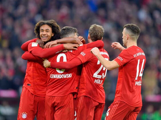 Bilder des Jahres 2019, Sport 12 Dezember Sport Themen der Woche KW51 Sport Bilder des Tages 21.12.2019, Fussball 1. Bundesliga 2019 2020, 17.Spieltag, FC Bayern München - VfL Wolfsburg, in der Allianz-Arena München. Joshua Zirkzee (Bayern München) jubelt mit den anderen beim 2:0