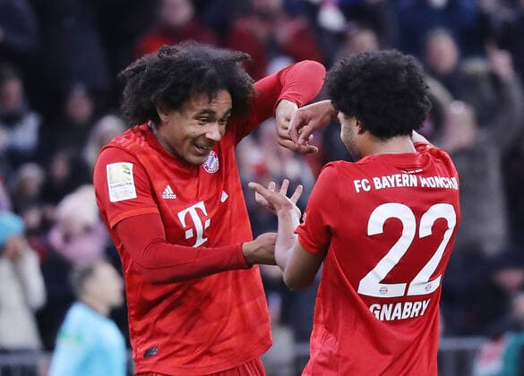 Bilder des Jahres 2019, Sport 12 Dezember Sport Themen der Woche KW51 FC Bayern München - VFL Wolfsburg 2:0 Die beiden Torschützen jubeln zusammen, Joshua Zirkzee und Serge Gnabry München Bayern Deutschland Allianz Arena