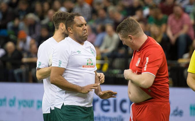 Bilder des Jahres 2020, Sport 01 Januar Sport Themen der Woche KW01 Sport Bilder des Tages GER, Hallenfussballturnier Cup der Öffentlichen Oldenburg 03.01.2019, EWE Arena, Oldenburg, GER, Hallenfussballturnier Cup der Öffentlichen Oldenburg , im Bild SV Werder Bremen vs Twente Enschede wer hat mehr auf den Rippen SV Werder AILTON (SV Werder Bremen 9 ) Jeroen HEUBACH (FC Twente Enschede 8 )