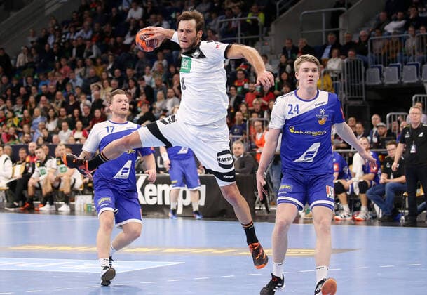 Bilder des Jahres 2020, Sport 01 Januar Sport Themen der Woche KW01 Sport Bilder des Tages BAU 04.01.2020 Mannheim Handball Länderspiel Deutschland vs. Island, v.l. Arnor Por Gunnarsson (Island), Uwe Gensheimer (GER), Haukur Prastaeson (Island)
