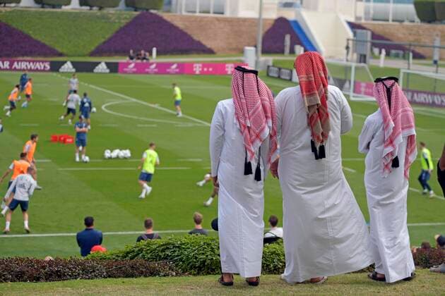 Bilder des Jahres 2020, Sport 01 Januar Sport Themen der Woche KW01 Sport Bilder des Tages 05.01.2020, Fussball 1. Bundesliga 2019 2020, FC Bayern München im Wintertrainingslager in Doha, Katar. 1. Trainingseinheit in der Aspire Academy, Drei einheimische Männer in traditioneller Kleidung beobachten das Training.