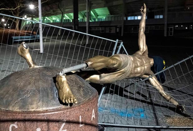 Bilder des Jahres 2020, Sport 01 Januar Sport Themen der Woche KW01 Sport Bilder des Tages The staue of football player Zlatan Ibrahimovic placed at the square next to Stadion football arena in Malmo, Sweden, has been completly sawn down and destroyed during the night January 05, 2019. MALMÖ Sweden x50090x
